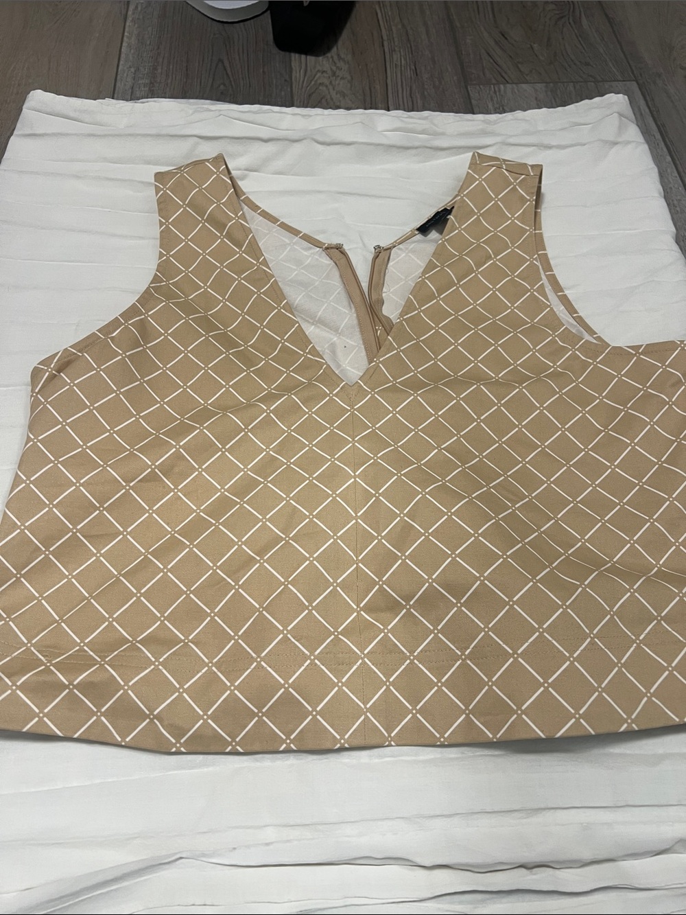 Ann Taylor Beige Diamond Grid V-Neck Crop Top